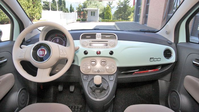 Το εσωτερικό του ανανεωμένου 500 διατηρείται μοντέρνο και νεανικό, με τον προαιρετικό ψηφιακό πίνακα οργάνων να κλέβει τις εντυπώσεις. 